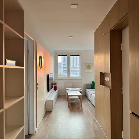 Апартаменти Old Town 3br With Castle Views